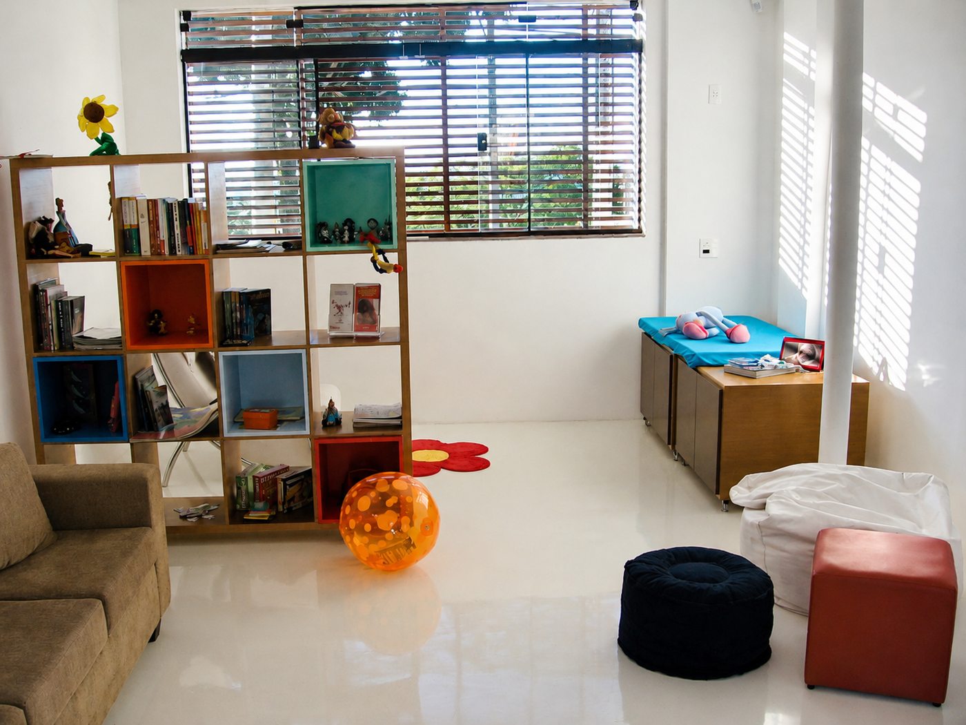 Espaço infantil com brinquedos e livros
