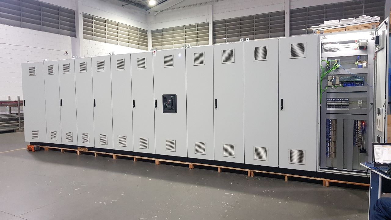 Cabos elétricos organizados em leito portacabos
