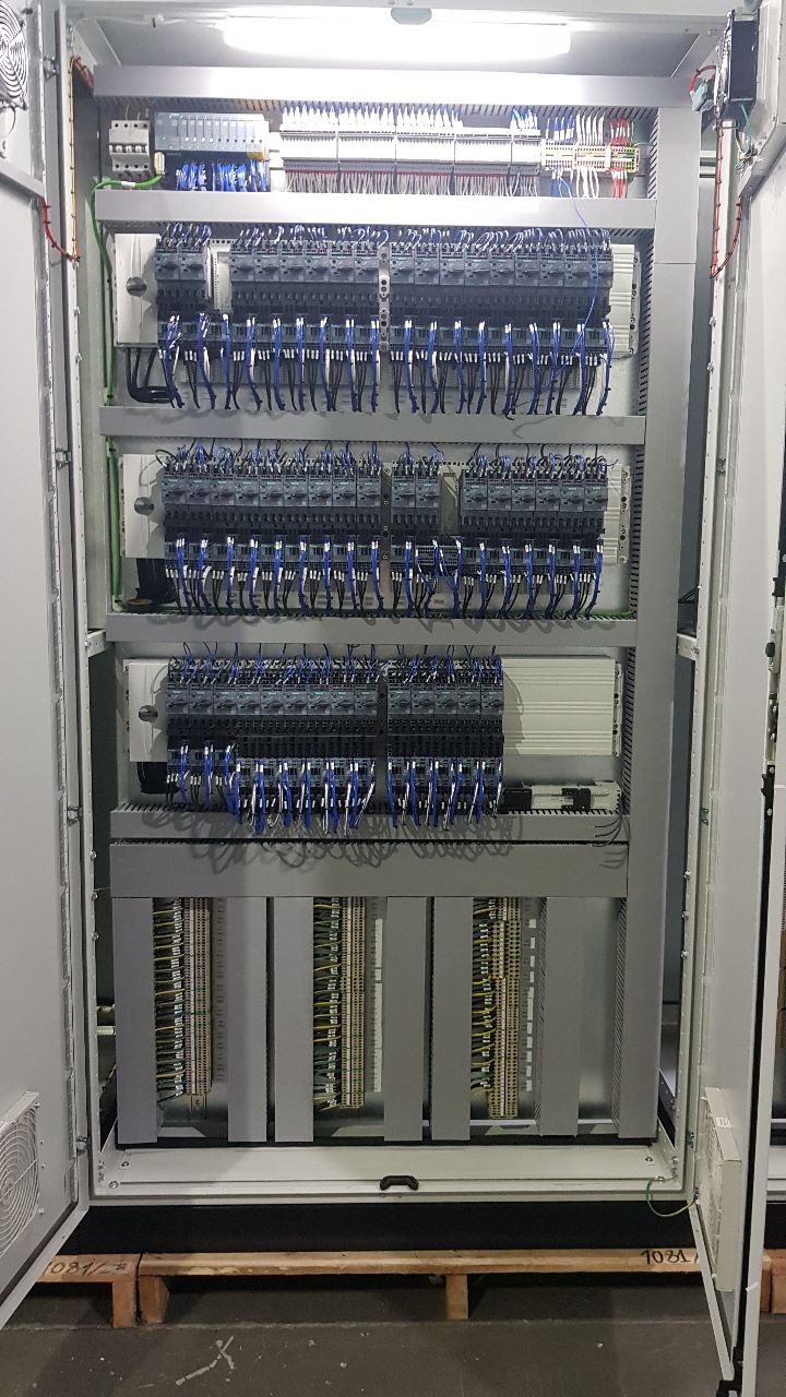 Painel aberto com inversores Siemens e fiação organizada