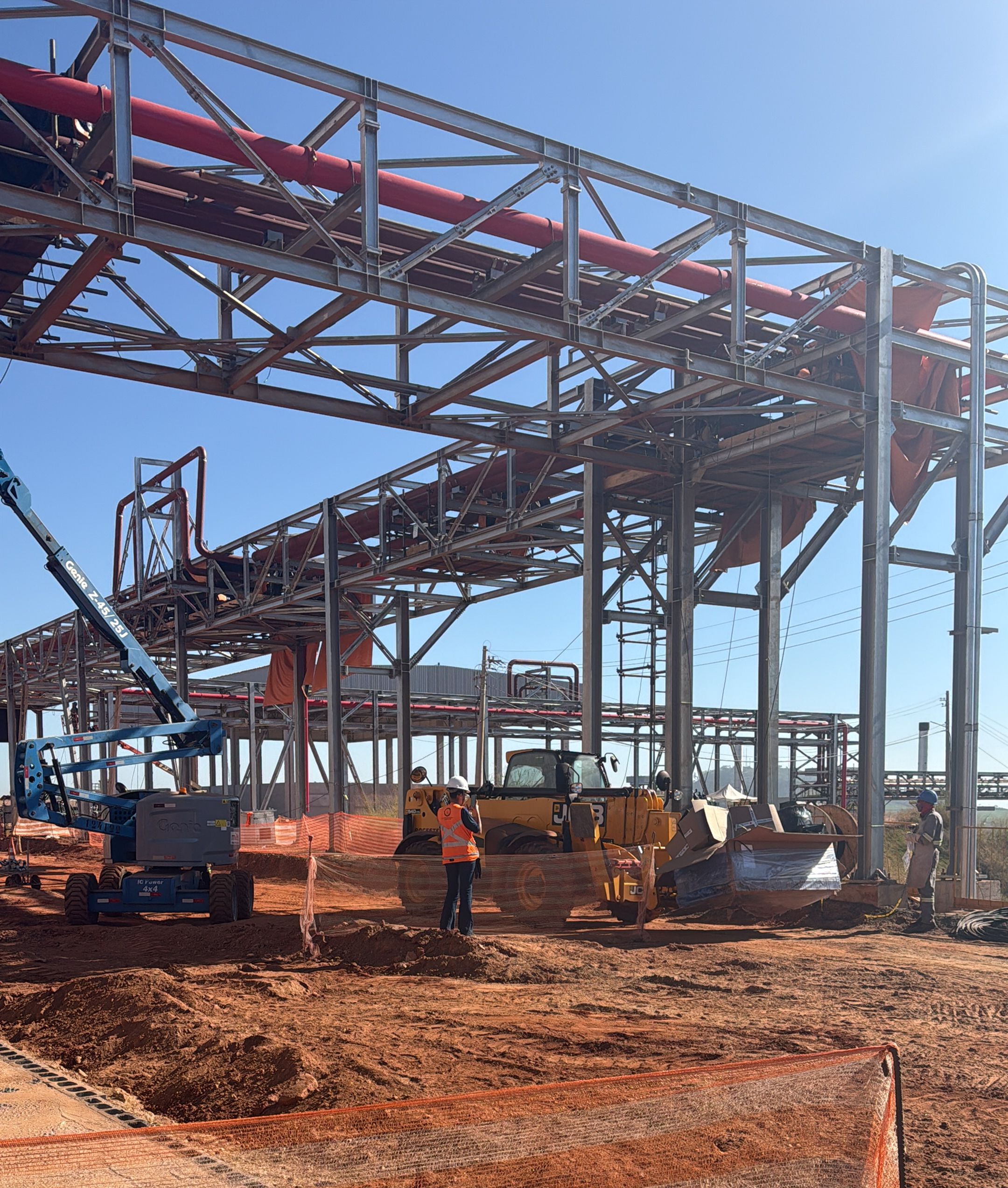Infraestrutura industrial com pipe racks e tubulações